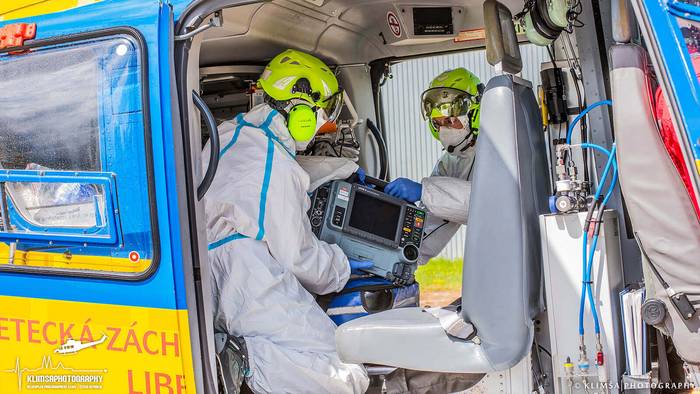 Posádka vrtulníku z Letecké záchranné služby Liberec během pandemie